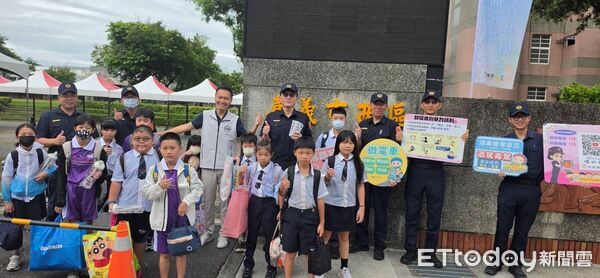 嘉義警啟動「護童防線」 分局長站第一線發大白熊水壺迎開學