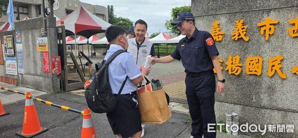 ▲▼    嘉義市警第一分局啟動護童專案 送「大白熊水壺」暖心迎開學   。（圖／嘉義市警局提供）
