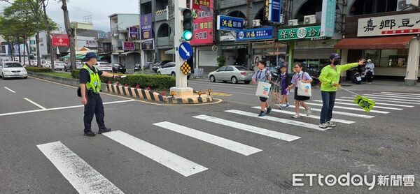 ▲▼    嘉義市警第一分局啟動護童專案 送「大白熊水壺」暖心迎開學   。（圖／嘉義市警局提供）