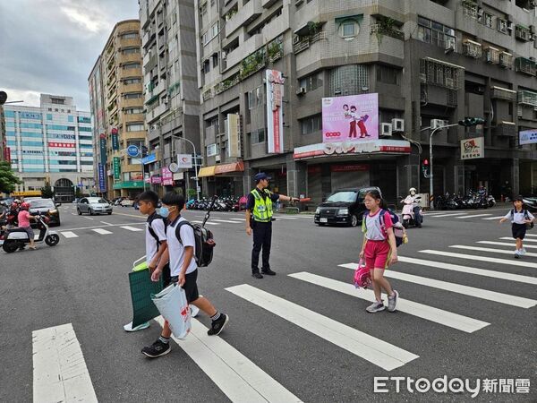 ▲▼    嘉義市警第一分局啟動護童專案 送「大白熊水壺」暖心迎開學   。（圖／嘉義市警局提供）