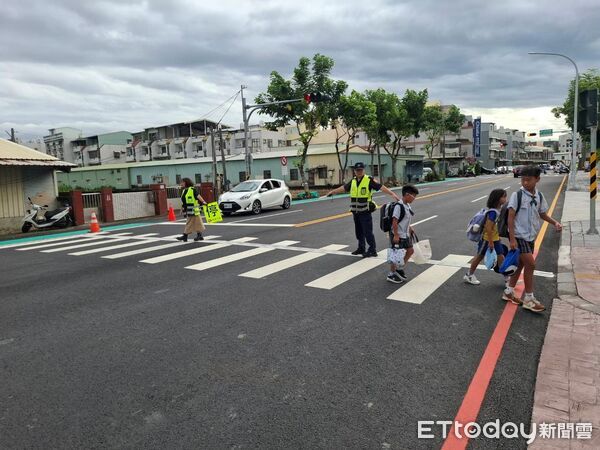 ▲▼    嘉義市警第一分局啟動護童專案 送「大白熊水壺」暖心迎開學   。（圖／嘉義市警局提供）