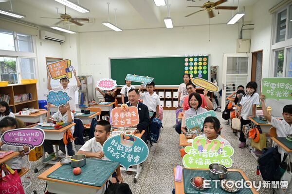 ▲台東縣副縣長王志輝31日前往光明國小陪同學生享用營養午餐，宣布新學期起擴大營養午餐補助對象。（圖／記者楊晨東翻攝）