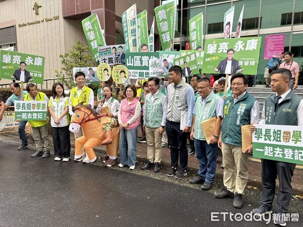 ▲民進黨新人賴懋慶、沈震南在多名黨內學長姐陪同下，於候選人登記首日完成聯合登記。（記者林東良翻攝，下同）