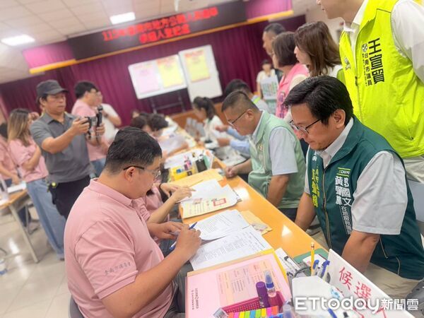 學長姐帶學弟搶頭香！ 賴懋慶、沈震南完成市議員登記