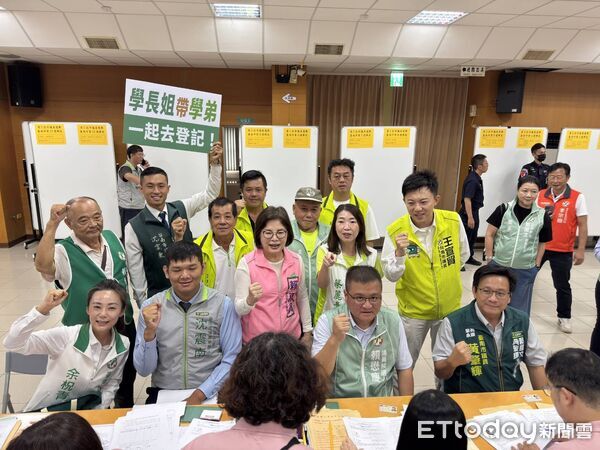 ▲民進黨新人賴懋慶、沈震南在多名黨內學長姐陪同下，於候選人登記首日完成聯合登記。（記者林東良翻攝，下同）