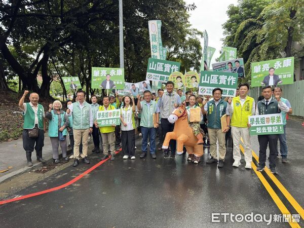 ▲民進黨新人賴懋慶、沈震南在多名黨內學長姐陪同下，於候選人登記首日完成聯合登記。（記者林東良翻攝，下同）