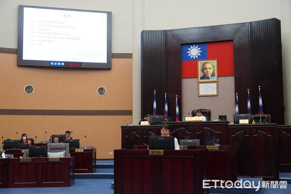 ▲花蓮消防局長吳兆遠在縣議會臨時大會，針對搜救犬Wilson死亡原因做專案報告。（圖／記者王兆麟攝）