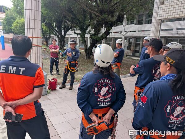 ▲台南市義消玉井山搜分隊舉辦專業繩索救援訓練，強化山域搜救能力。（記者林東良翻攝，下同）