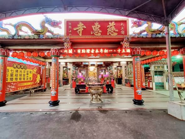 ▲▼平頭黑衣男夜間潛入員山鄉大三鬮慈惠寺行竊過程被監視器拍下。（圖／翻攝自《大三鬮慈惠寺粉專》，下同）