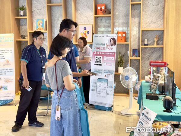 ▲中嘉寬頻|三冠王.雙子星在安南區舉辦社區推廣活動,介紹「台南家生活+窩福微型親子生活圈服務平台」。(記者林東良翻攝,下同)