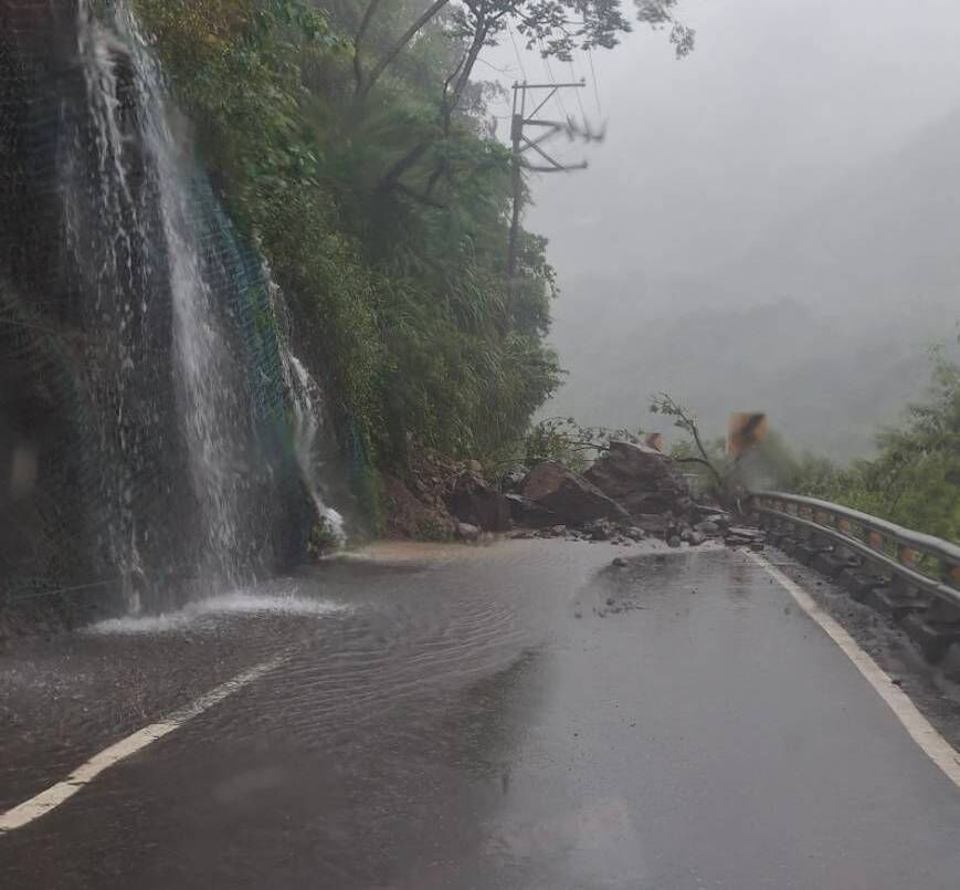 ▲▼ 豪雨狂炸！南橫桃源段「邊坡坍方」慘況曝　緊急封路搶修       。（圖／記者賴文萱翻攝）