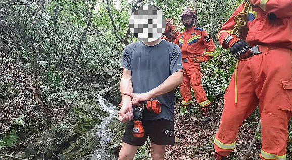 ▲楊姓男子聽信AI想抄捷徑下山,沒想到受困山中耗盡體力。(圖/翻攝都市快報)