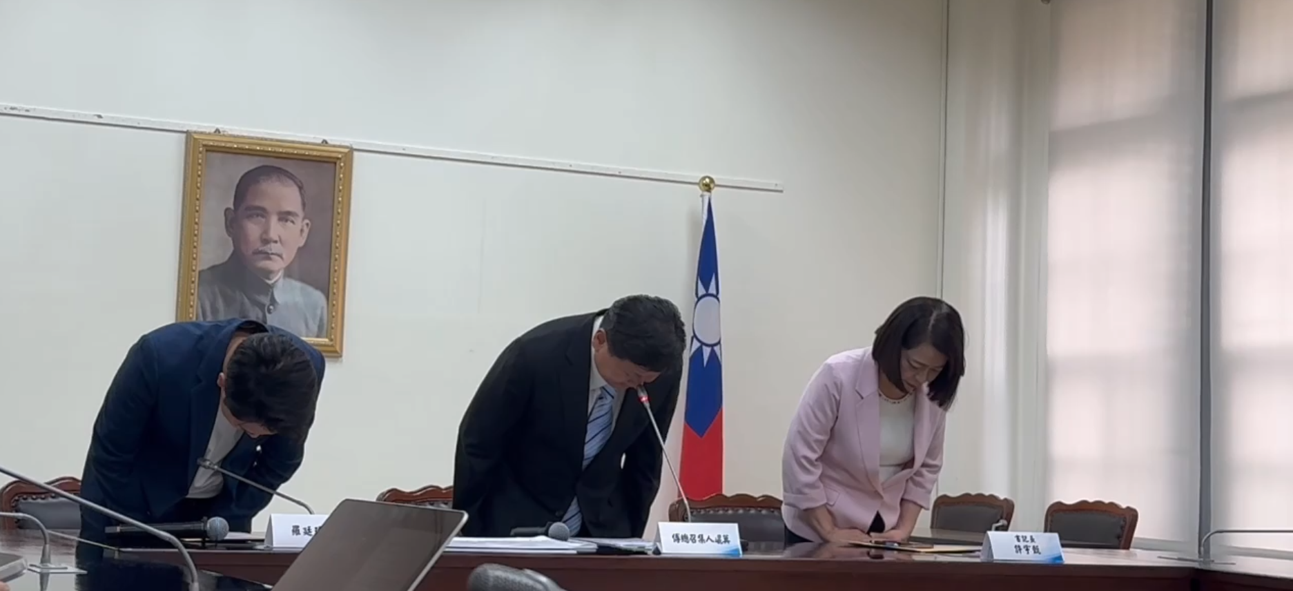▲▼傅崐萁（中）為了庇護工場訂單致歉 。（圖／記者陳怡潔攝）
