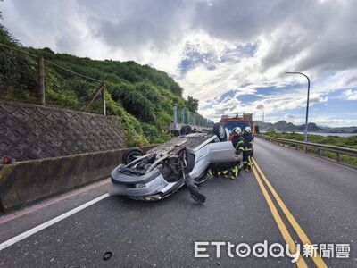 快訊／瑞芳濱海公路轎車自撞翻肚！　遊覽車司機目擊急救人
