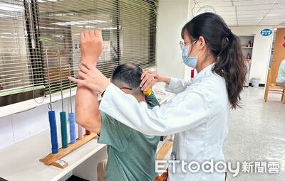 手換人工關節竟連筷子都拿不起！72歲退休師靠「這招」逆轉癱軟手臂