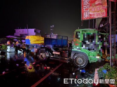 屏東台1線聯結車猛撞電桿翻覆!2人送醫 嘉和村「全村停電」