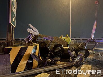 快訊／轎車深夜撞和美交流道槽化島　駕駛摔下橋命危