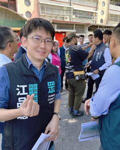 柯文哲才赴台南陪候選人登記 市黨部執行長江品璁突宣布請辭