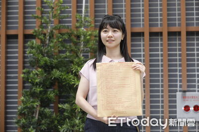 高嘉瑜合體沈伯洋忘帶戰袍 他憶在姚文智背後翻白眼:就不合群
