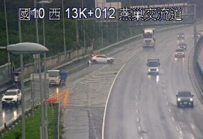 快訊/國10燕巢交流道出口打滑自撞 車「橫卡匝道口」1女送醫