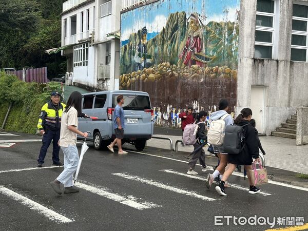 ▲▼ 護童啟航・安全同行:竹崎警全方位守護校園周邊秩序與犯罪預防宣導 。(圖/竹崎分局提供)