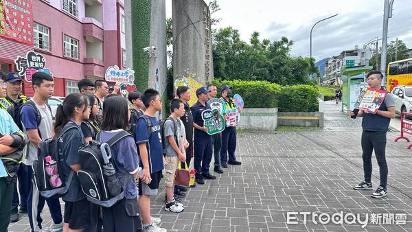 ▲▼ 護童啟航・安全同行:竹崎警全方位守護校園周邊秩序與犯罪預防宣導 。(圖/竹崎分局提供)