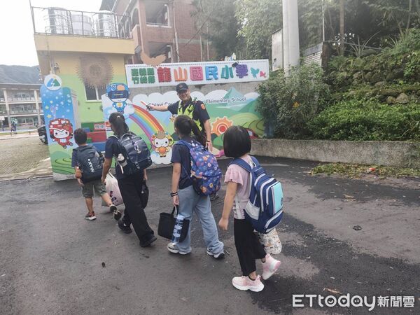 ▲▼ 護童啟航・安全同行:竹崎警全方位守護校園周邊秩序與犯罪預防宣導 。(圖/竹崎分局提供)