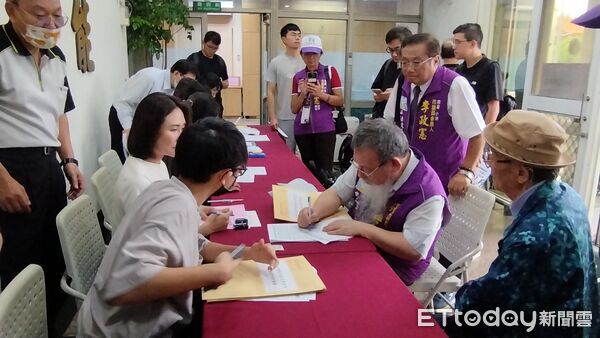 ▲▼ 比柯志恩、賴瑞隆早！他搶頭香登記參選高雄市長　自許市長第一位。（圖／記者賴文萱翻攝）