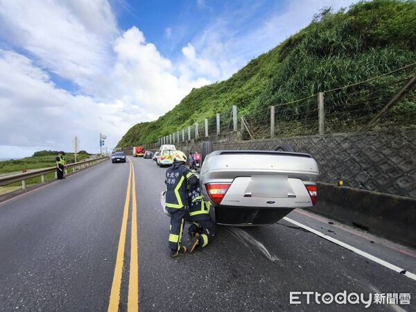 ▲▼             台2線海濱公路31日下午一輛自小客車自撞翻覆。（圖／記者郭世賢翻攝）