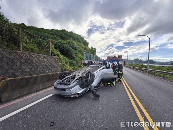 ▲▼             台2線海濱公路31日下午一輛自小客車自撞翻覆。（圖／記者郭世賢翻攝）