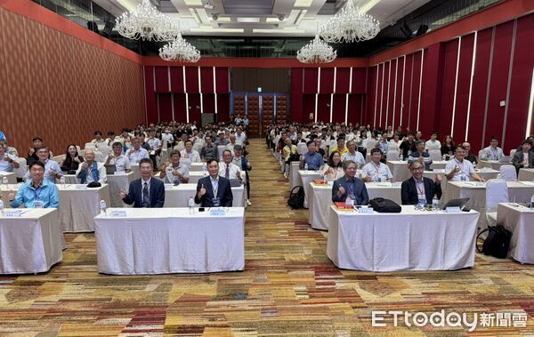 ▲大會榮譽主席、南台科技大學校長黃能富致詞，分享AI視覺技術應用於農產品分析及分級的經驗。（圖／記者林東良翻攝，下同）