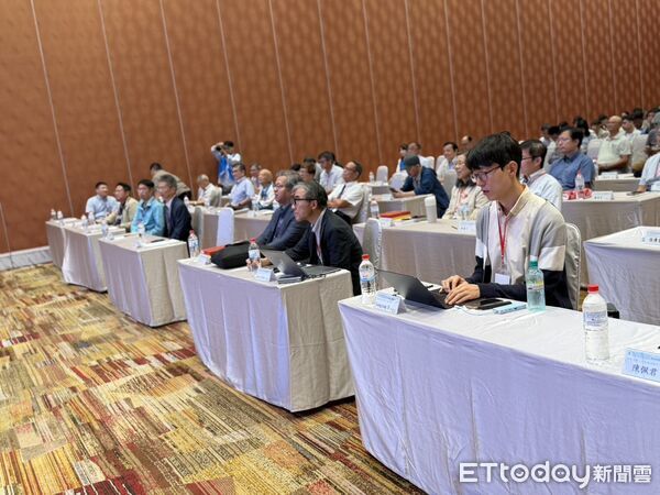▲大會榮譽主席、南台科技大學校長黃能富致詞，分享AI視覺技術應用於農產品分析及分級的經驗。（圖／記者林東良翻攝，下同）