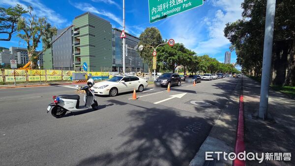 ▲中山區路樹倒塌，警方緊急通報市府公燈處派員到場處理。（圖／記者張君豪翻攝）