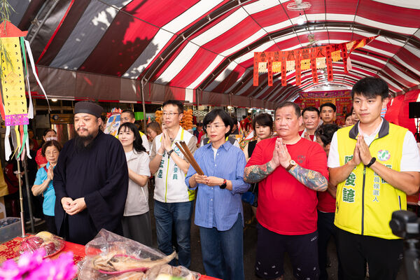 ▲▼民進黨新北市長參選人、立委蘇巧慧出席江寧黃昏市場普渡法會。（圖／蘇巧慧競辦提供）