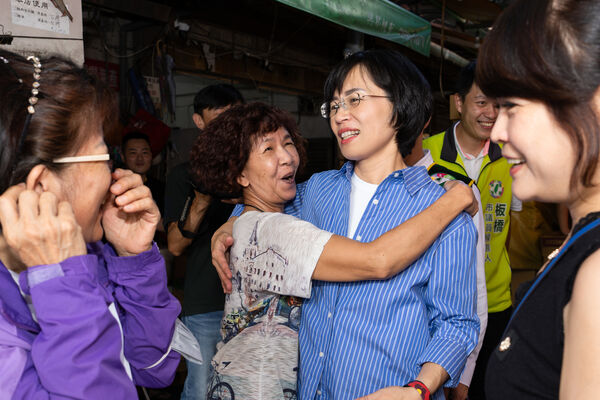 ▲▼民進黨新北市長參選人、立委蘇巧慧出席江寧黃昏市場普渡法會。（圖／蘇巧慧競辦提供）