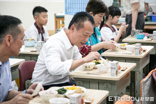 ▲▼ 嘉義縣免費營養午餐全面上路 翁章梁視察開學兼顧硬體升級   。（圖／嘉義縣政府提供）