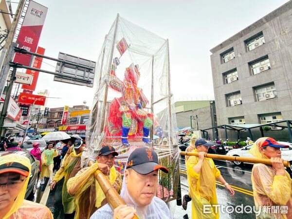▲▼  民雄大士爺穿雨衣 冒雨創意踩街熱鬧登場           。（圖／嘉義縣政府提供）