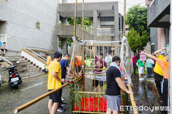▲▼  民雄大士爺穿雨衣 冒雨創意踩街熱鬧登場           。（圖／嘉義縣政府提供）