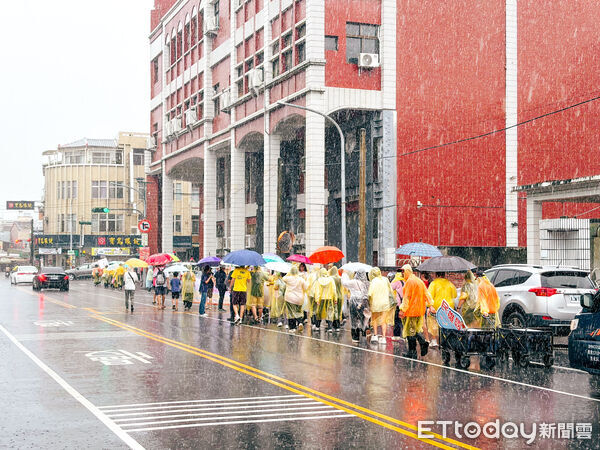 ▲▼  民雄大士爺穿雨衣 冒雨創意踩街熱鬧登場           。（圖／嘉義縣政府提供）
