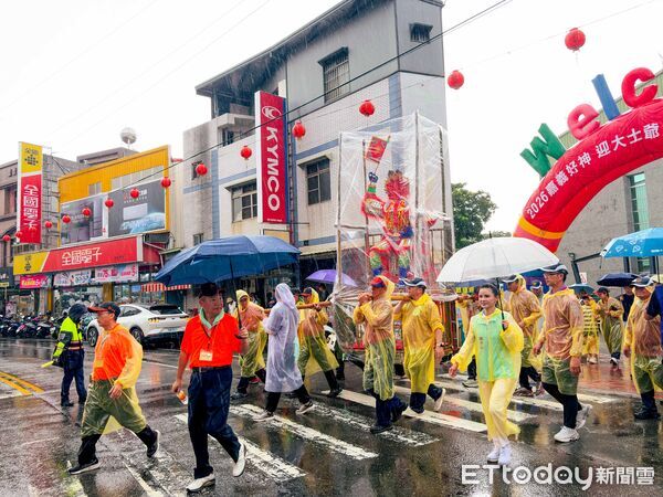 ▲▼  民雄大士爺穿雨衣 冒雨創意踩街熱鬧登場           。（圖／嘉義縣政府提供）