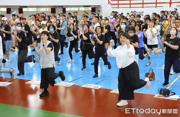 ▲▼  嘉市「肌力全開運動會」熱力登場 280位青壯年挑戰六大體能關卡   。（圖／嘉義市政府提供）