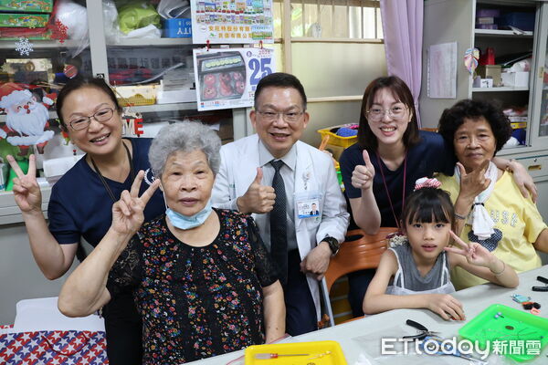▲天主教若瑟醫院虎尾樂智社區服務據點舉辦老幼共學活動，邀請國小學童與失智長輩一起製作鑰匙圈，促進跨世代交流。（圖／記者游瓊華翻攝）