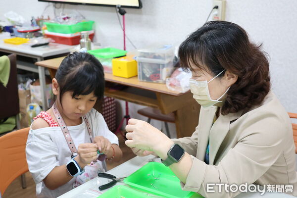 ▲天主教若瑟醫院虎尾樂智社區服務據點舉辦老幼共學活動，邀請國小學童與失智長輩一起製作鑰匙圈，促進跨世代交流。（圖／記者游瓊華翻攝）