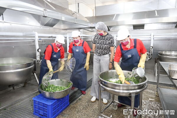 ▲開學日許縣長親送新生開學禮包宣布校園午餐補助調增10元。（圖／南投縣政府提供）