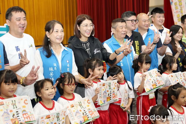 ▲開學日許縣長親送新生開學禮包宣布校園午餐補助調增10元。（圖／南投縣政府提供）