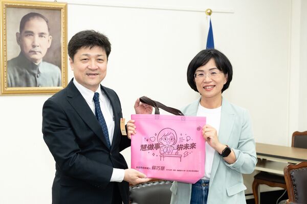 送東大學者1國民美食+競選小物展台式創意 蘇巧慧獲贈蔡英文研究書