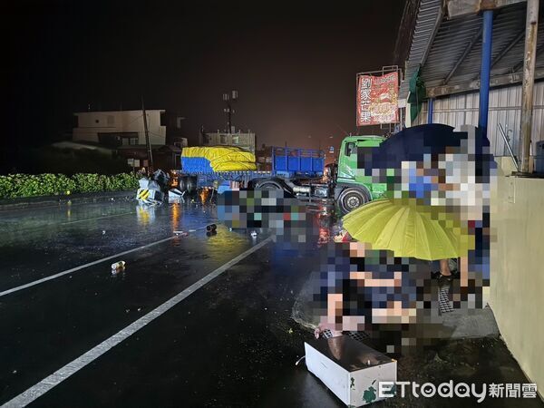 ▲屏東台1線聯結車失控衝跨分隔島撞斷電桿翻覆，釀2傷並導致嘉和村全村停電，警方緊急調撥車道疏導。（圖／記者陳崑福翻攝）