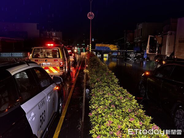 ▲屏東台1線聯結車失控衝跨分隔島撞斷電桿翻覆，釀2傷並導致嘉和村全村停電，警方緊急調撥車道疏導。（圖／記者陳崑福翻攝）
