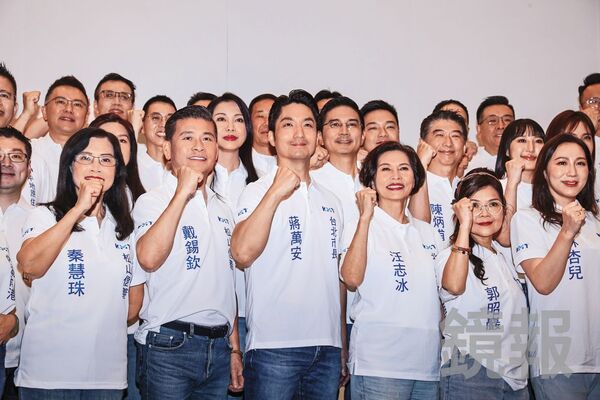 藍議員憂票源重疊，要求蔣萬安（中）輔選白營得節制。（鏡報鄒保祥）
