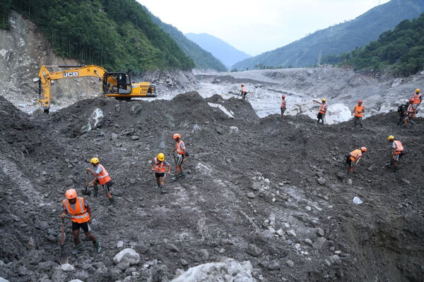 ▲▼救難人員於尼泊爾拉斯瓦縣 (Rasuwa) 的翠樹里3A水力發電工程 (Trishuli 3A Hydropower Project) 隧道附近展開救援行動。（圖／路透）